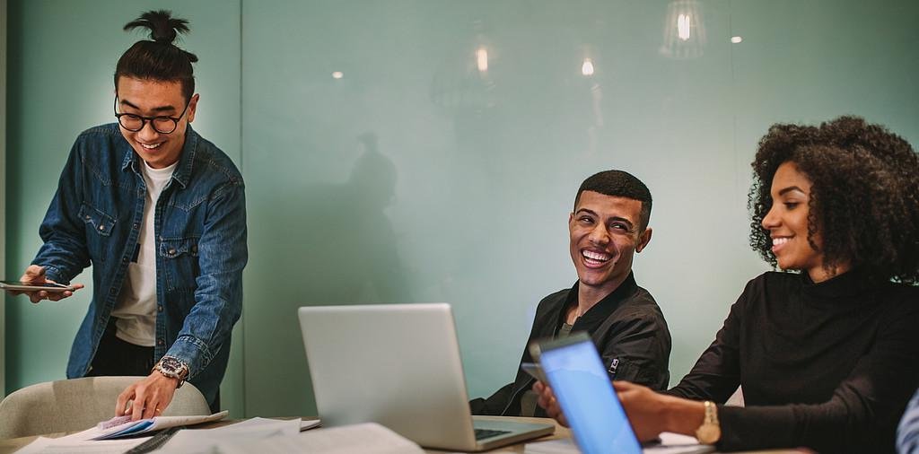 Studierende unterhalten sich und lachen