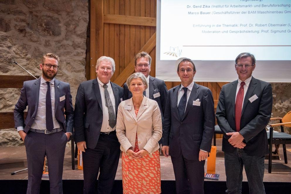 (v.l.): Marco Bauer (BAM Maschinenbau GmbH), Prof. Dr. Sigmund Gottlieb, Präsidentin Prof. Dr. Carola Jungwirth, Dr. Nicolas Maier-Scheubeck (Maschinenfabrik Reinhausen), Prof. Dr. Robert Obermaier, Dr. Gerd Zika (Institut für Arbeitsmarkt- und Berufsfo