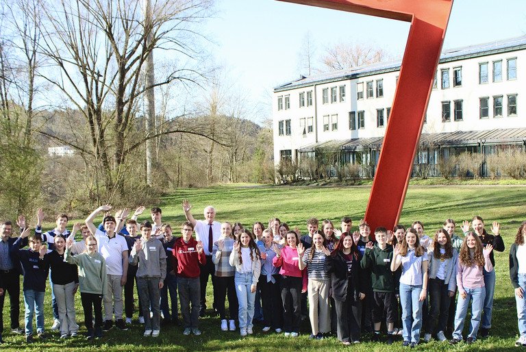 Die Schülerinnen und Schüler bei der Talentwerkstatt an der Universität Passau, links im Bild Johanna Schmidt (Studienberatung) und StD Andreas Zenker (Mitarbeiter des Ministerialbeauftragten für die Gymnasien in Niederbayern), in der Mitte Prof. Dr. Ulrich Bartosch (Präsident der Universität Passau); Foto: Universität Passau
