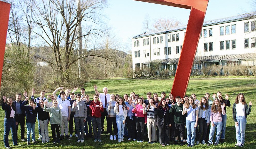 Die Schülerinnen und Schüler bei der Talentwerkstatt an der Universität Passau, links im Bild Johanna Schmidt (Studienberatung) und StD Andreas Zenker (Mitarbeiter des Ministerialbeauftragten für die Gymnasien in Niederbayern), in der Mitte Prof. Dr. Ulrich Bartosch (Präsident der Universität Passau); Foto: Universität Passau