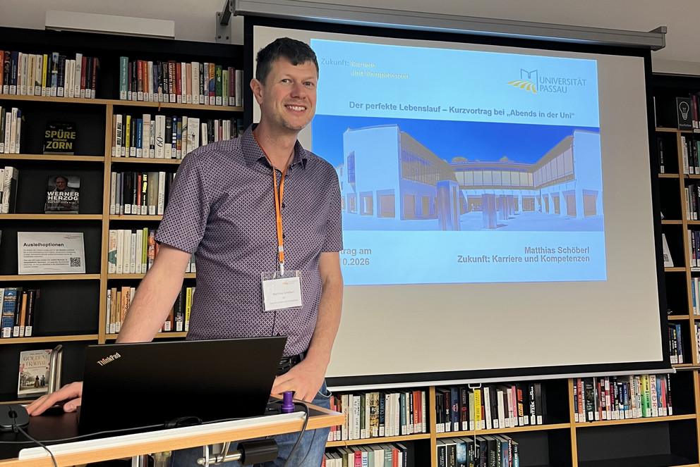 Matthias Sch&ouml;berl von ZKK bei einer Pr&auml;sentation im Rahmen der Veranstaltung &bdquo;Abend in der Uni&ldquo;; Foto: Universit&auml;t Passau