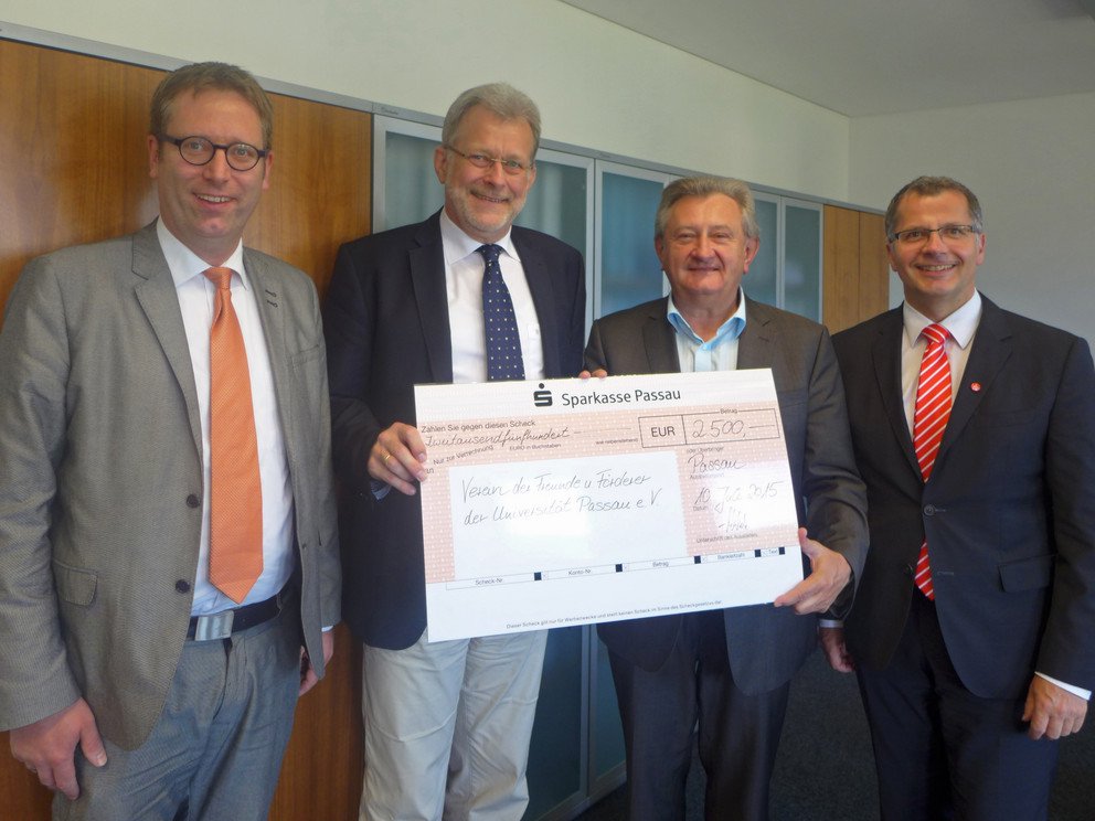 Bildhinweis: (V.l.n.r.) Dr. Dr. Ansgar Grochtmann, Prof. Dr. Burkhard Freitag. Franz Meyer und Christoph Helmschrott Foto: Universit&auml;t Passau