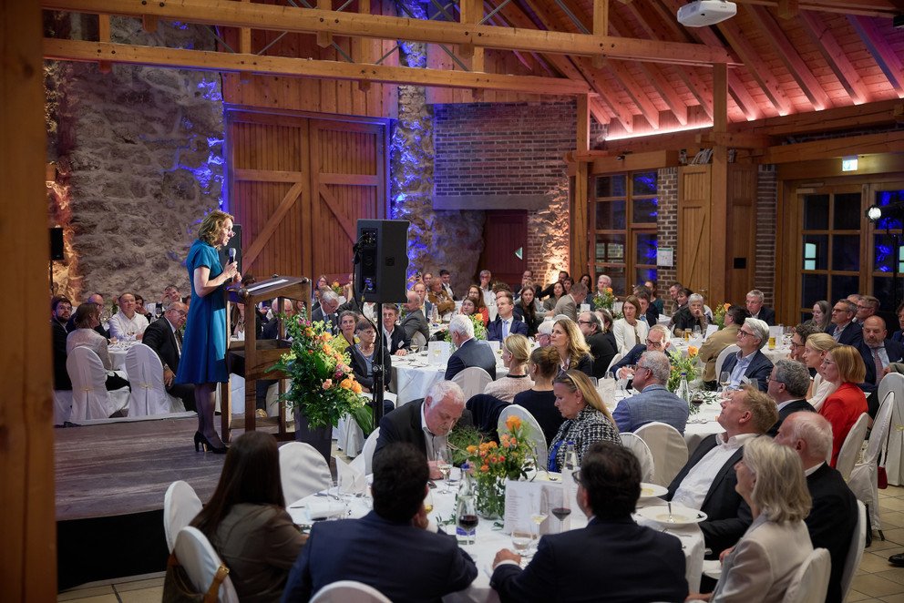 Die Diplomatin Dr. Deike Potzel bei ihrer Dinner-Speech. Foto: Universität Passau