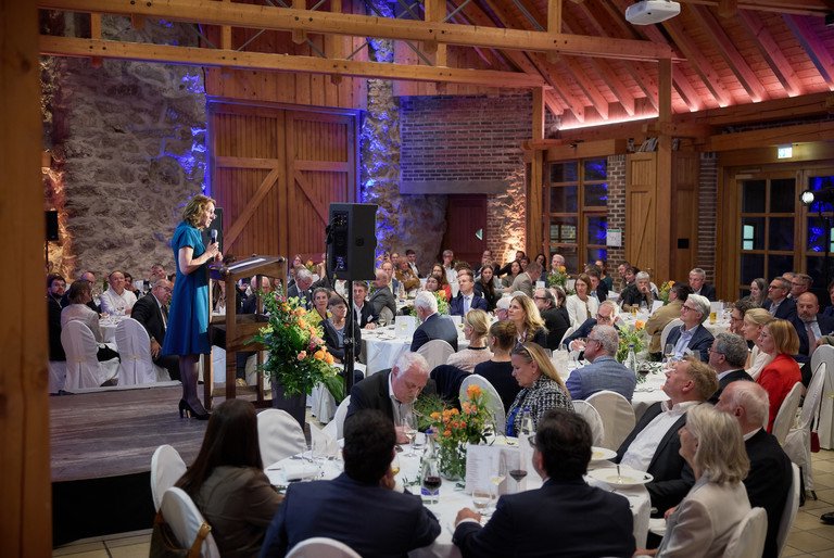 Die Diplomatin Dr. Deike Potzel bei ihrer Dinner-Speech. Foto: Universität Passau