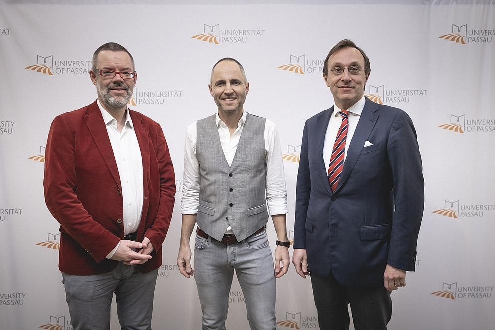 Foto: Dr. Rupert Hofmann (Mitte) mit dem Hauptorganisator des Jubiläumsprogramms Prof. Dr.  Werner Gamerith (li) und dem Vizepräsidenten für Forschung Prof. Dr. Robert Obermaier (re) Alle Fotos: Universität Passau