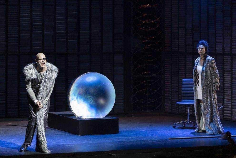 Stephan Bootz (Wotan) und Yamina Maamar in der „Walküren“-Inszenierung des Landestheaters Niederbayern. Quelle: Peter Litvai / Landestheater Niederbayern