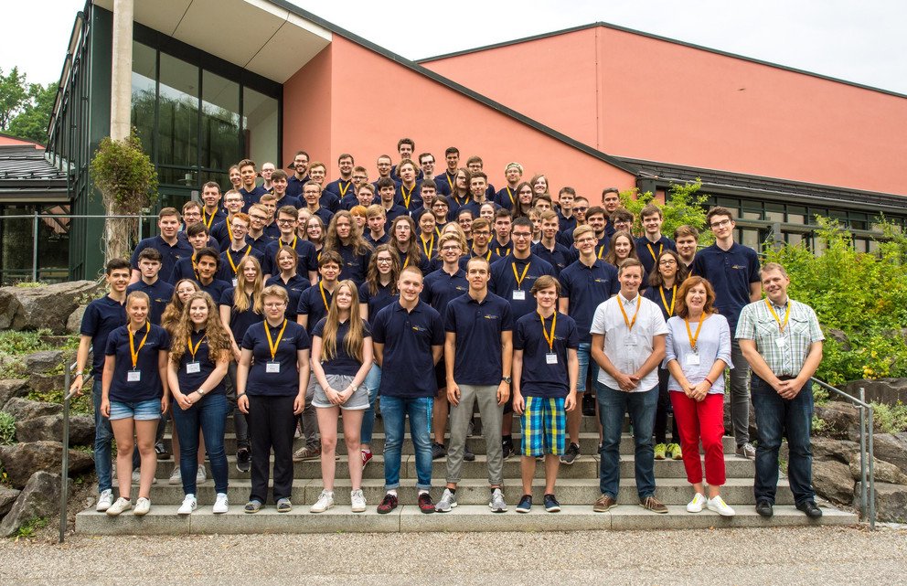 Die Teilnehmerinnen und Teilnehmer des Informatik-Sommercamps 2019 mit Prof. Dr. Gordon Fraser sowie ihren Betreuerinnen und Betreuern. Foto: Klaus Schie&szlig;l