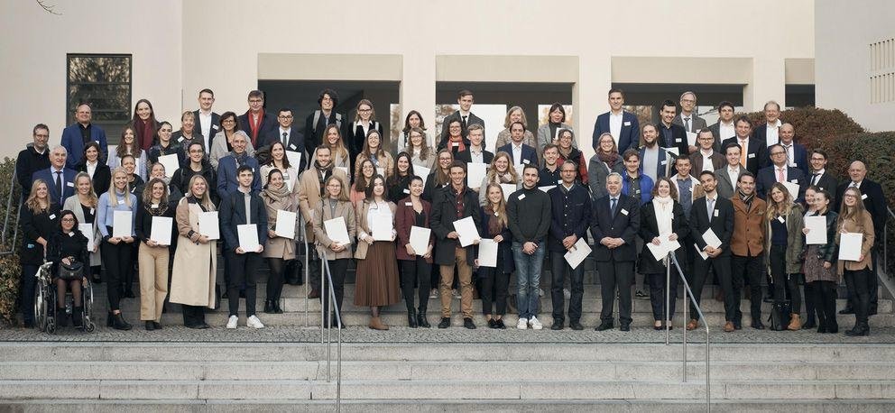 Gruppenfoto der Fördernden und Studierenden