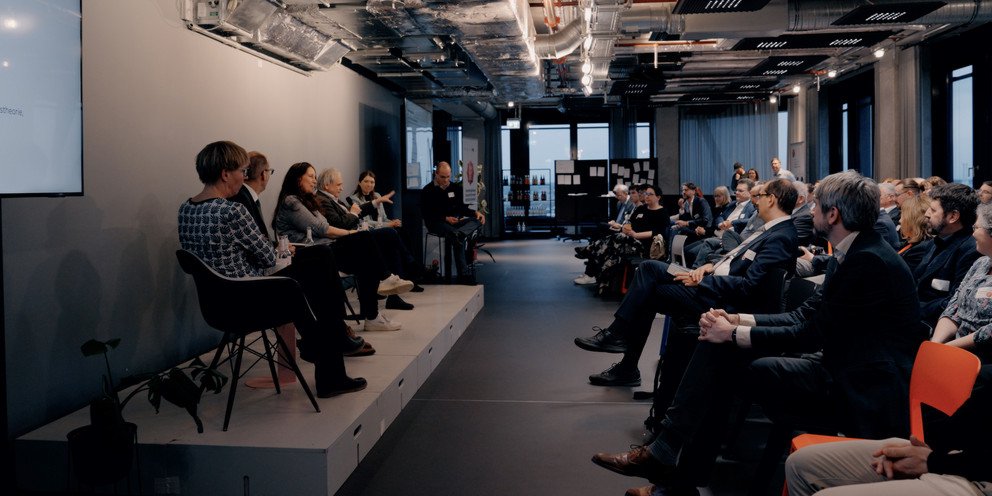 Podium auf der Abschlussveranstaltung des Forschungsverbunds ForDaySec