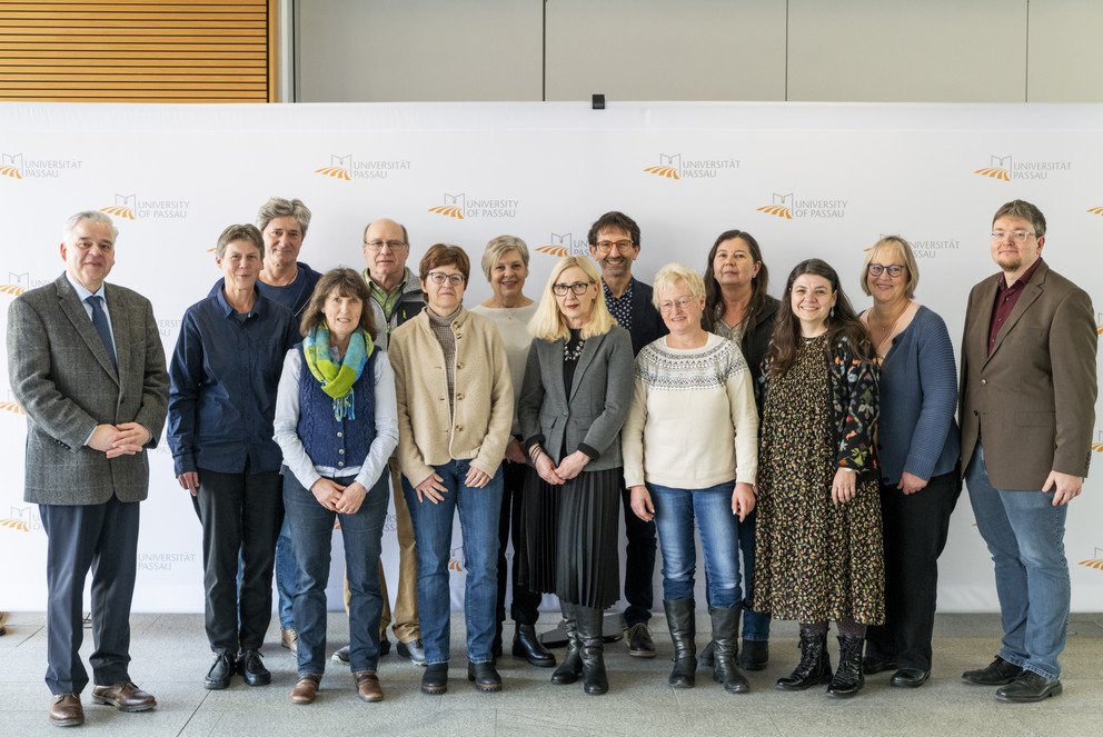 Kanzler Dr. Achim Dilling (li) und Personalratsvorsitzender Florian Stelzer (re) dankten den Dienstjubilarinnen und -jubilaren für ihren Einsatz für die Universität Passau, Foto: Universität Passau