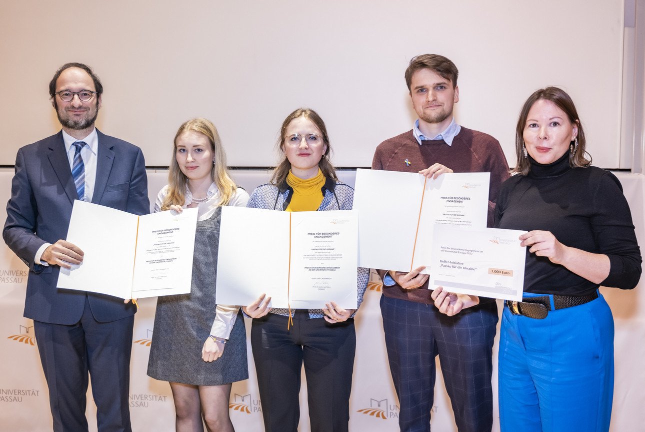 von links: Vizepr&auml;sident f&uuml;r Akademische Infrastruktur/IT Prof. Dr. Harald Kosch, Eva van de Pavert, Janica Becker und Yaroslav Kyselov von der Hochschulgruppe "Passau f&uuml;r die Ukraine" und Doreen M&uuml;ller-Murr vom AlumniClub &ndash; Ehemaligenverein e. V.