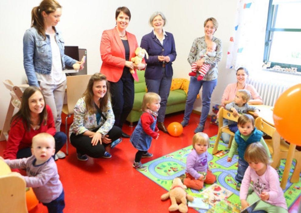 Testen den Eltern-Kind-Raum: Präsidentin Prof. Dr. Carola Jungwirth, Kanzlerin Dr. Andrea Bör sowie beschäftigte und studierende Eltern mit ihren Kindern. Foto: Thomas Jäger (PNP)