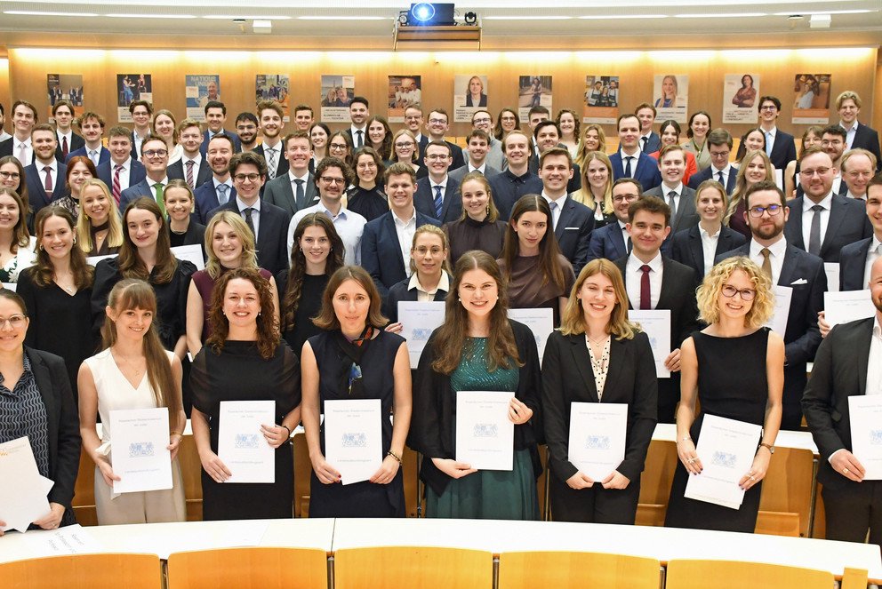 Die Geehrten der Juristischen Fakult&auml;t mit Dekan Prof. Dr. Kai von Lewinski, Bild: Herr Georg Soller, Vilsbiburg
