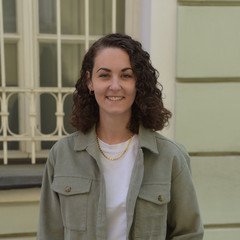 Eine Junge Frau l&auml;chelt in die Kamera