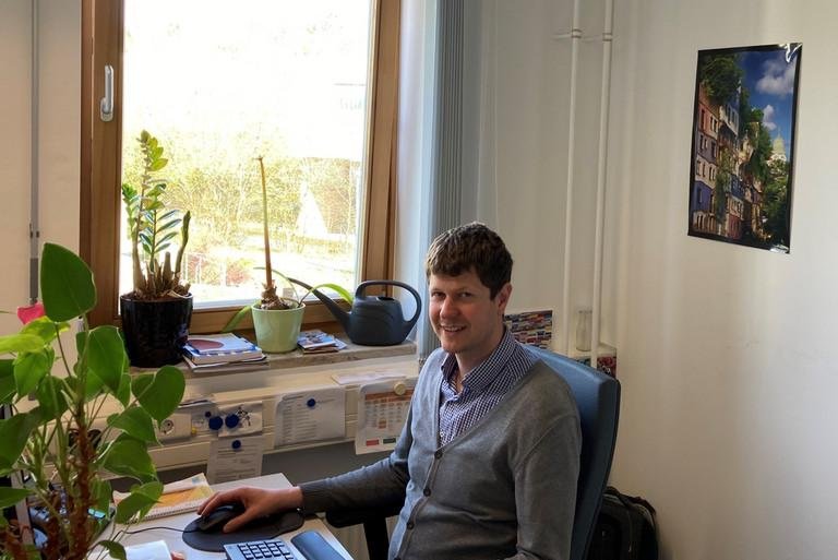 Matthias Schöberl in seinem Büro im Verwaltungsgebäude
