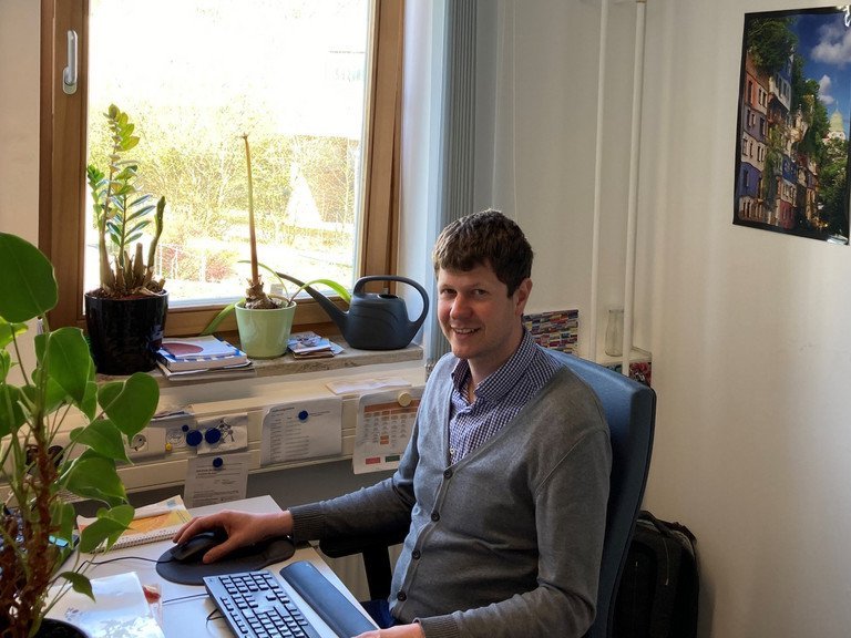 Matthias Schöberl in seinem Büro im Verwaltungsgebäude