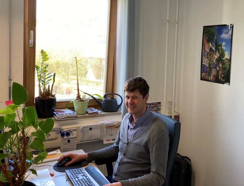 Matthias Schöberl in seinem Büro im Verwaltungsgebäude
