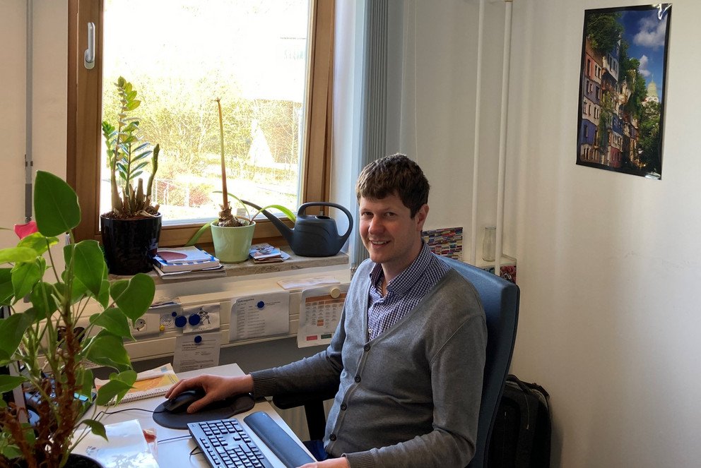 Matthias Schöberl in seinem Büro im Verwaltungsgebäude