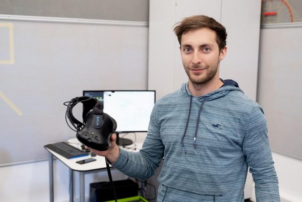 Andreas Dengel mit VR-Brille bei der Präsentation der virtuellen Umgebungen im Rahmen einer Ausstellung im Didaktischen Labor der Universität Passau.