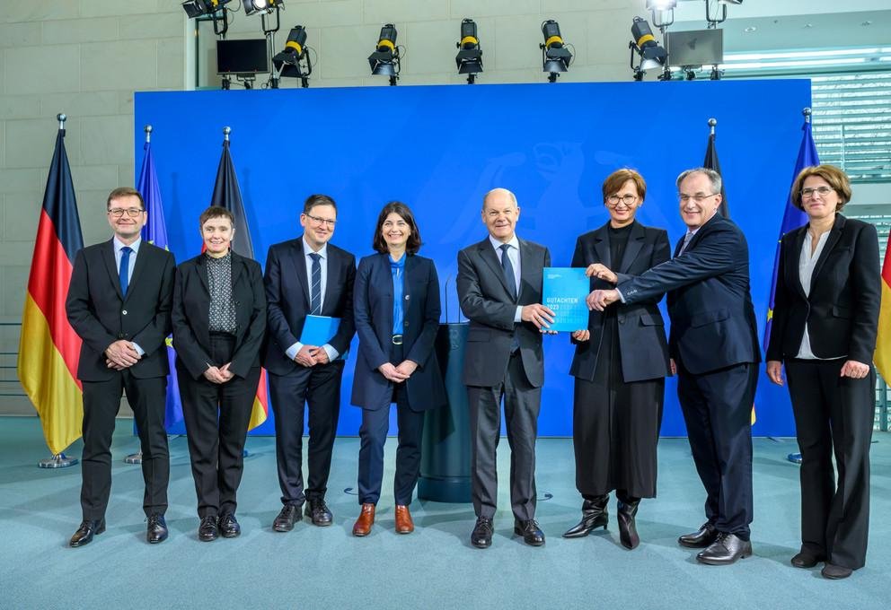 Die Expertenkommission Forschung und Innovation (EFI) hat ihr aktuelles Jahresgutachten an Bundeskanzler Olaf Schulz und Bundesministerin Bettina Stark-Watzinger übergeben. (Foto: David Ausserhofer)