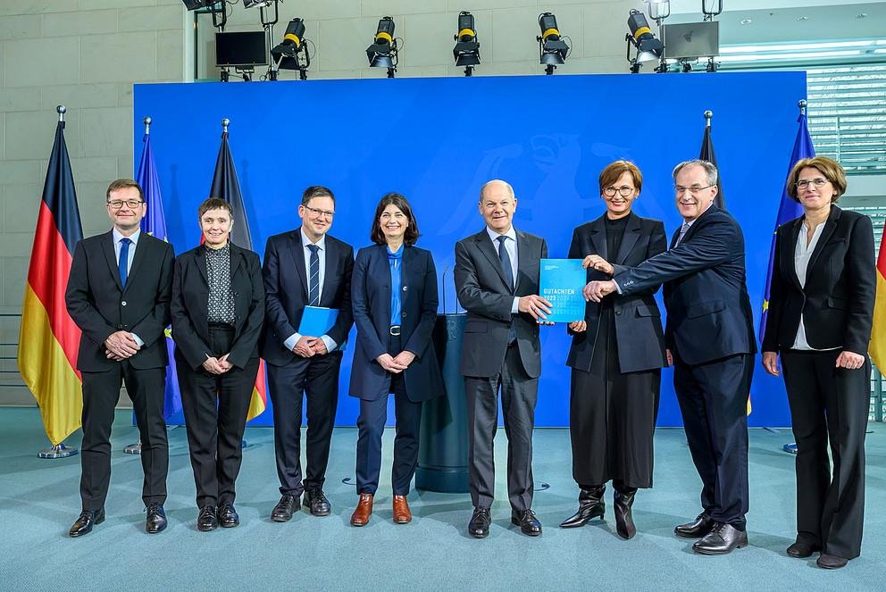 Die Expertenkommission Forschung und Innovation (EFI) hat ihr aktuelles Jahresgutachten an Bundeskanzler Olaf Schulz und Bundesministerin Bettina Stark-Watzinger übergeben. (Foto: David Ausserhofer)