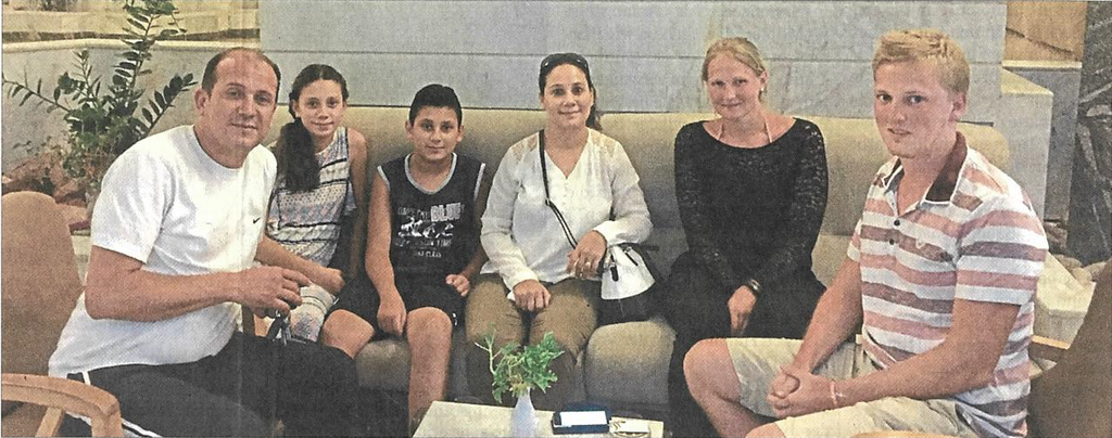 Das Dankestreffen in der Hotellobby mit dem Vertreter des tunesischen Ministeriums für Sport und Jugend, Mohamed Mrad (l.), und seiner Familie. Ganz rechts Christian Klein mit Freundin (2.v.r.).