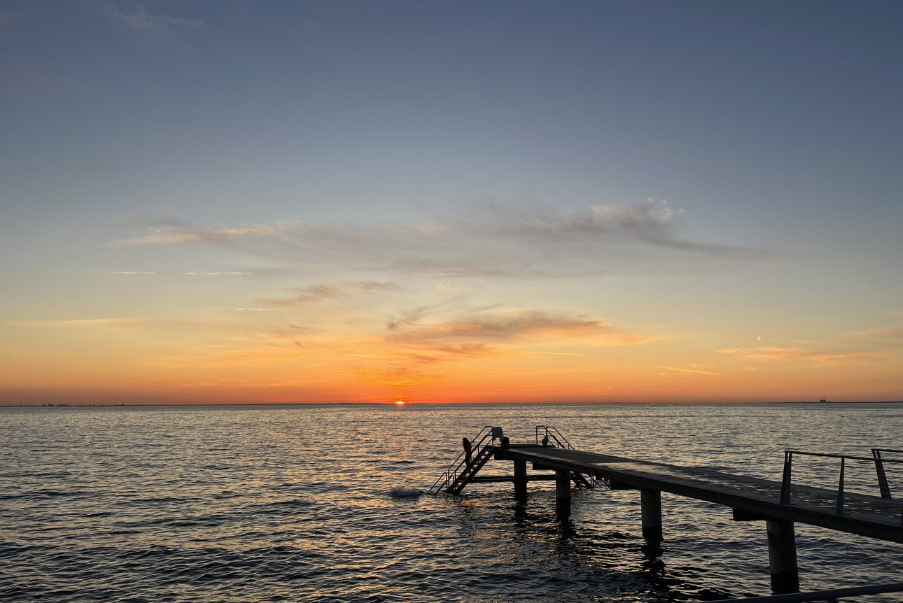 Sonnenuntergang &uuml;ber einem See