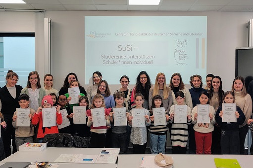 Die Schülerinnen und Schüler, die am Projekt SuSi teilgenommen haben, halten beim Gruppenfoto stolz ihre Urkunden in die Kamera.