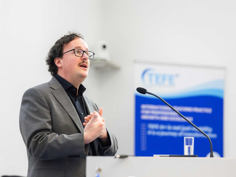 Dr. Jonas Scharfenberg (Universit&auml;t Passau) bei seinem Vortrag; Foto: S&uuml;db&ouml;hmische Universit&auml;t Budweis