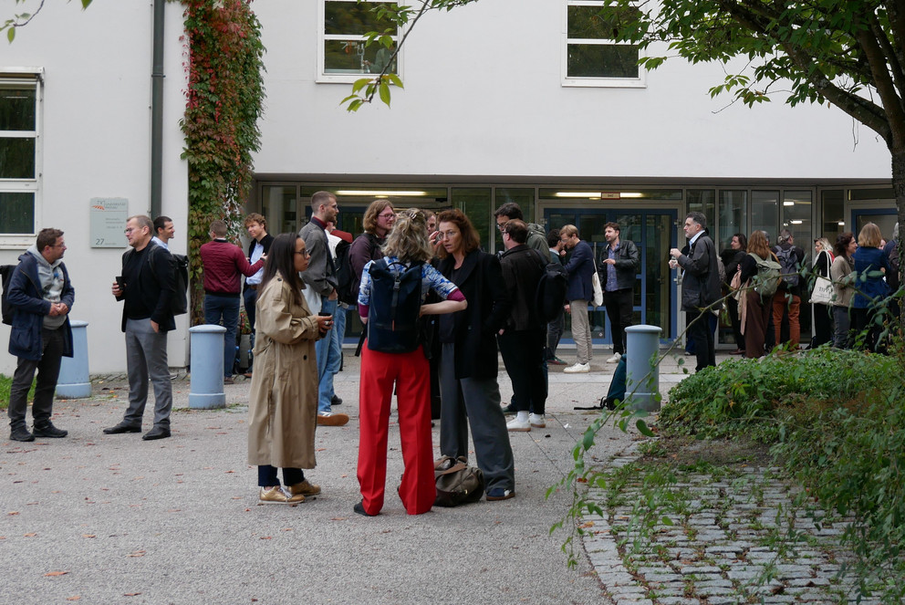 Viele Gespr&auml;che wurden auf der Tagung f&uuml;r Praktische Philosophie auch in den Vortragspausen gef&uuml;hrt; Foto: Universit&auml;t Passau