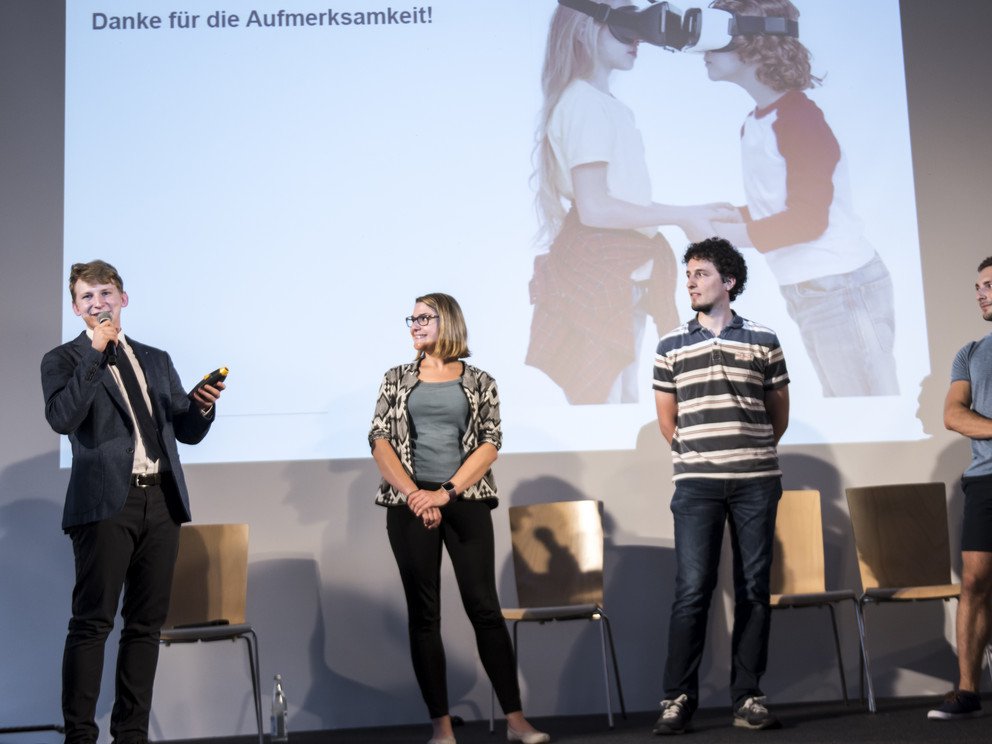 Moderator Michael Luppert der Hochschulgruppe Science Slam gibt die Siegerin und den Sieger bekannt
