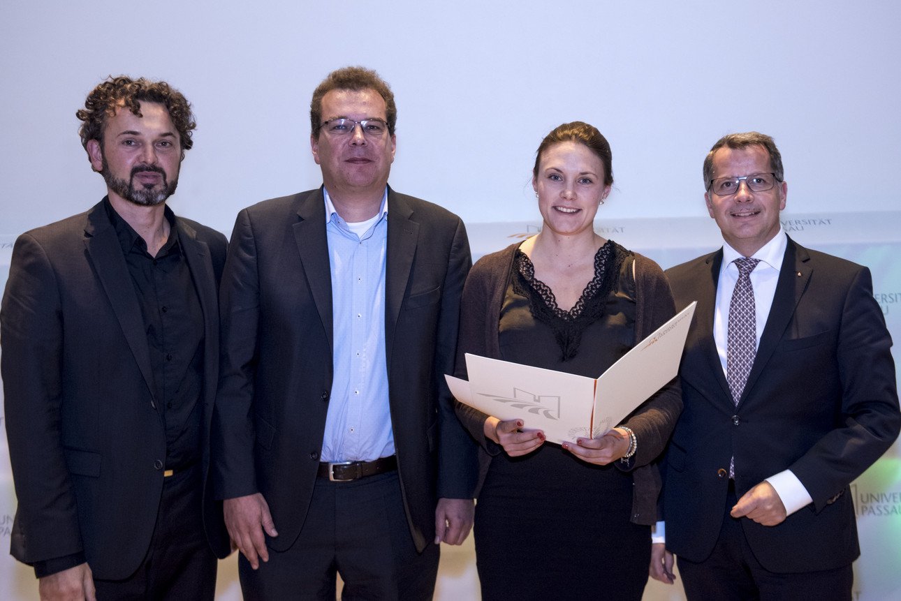 Von links nach rechts: Vizepr&auml;sident Prof. Dr. Harry Haupt, Prof. Dr. Oliver Entrop, Dr. Stefanie Baller, Christoph Helmschrott (Vorstandsvorsitzender Sparkasse Passau)