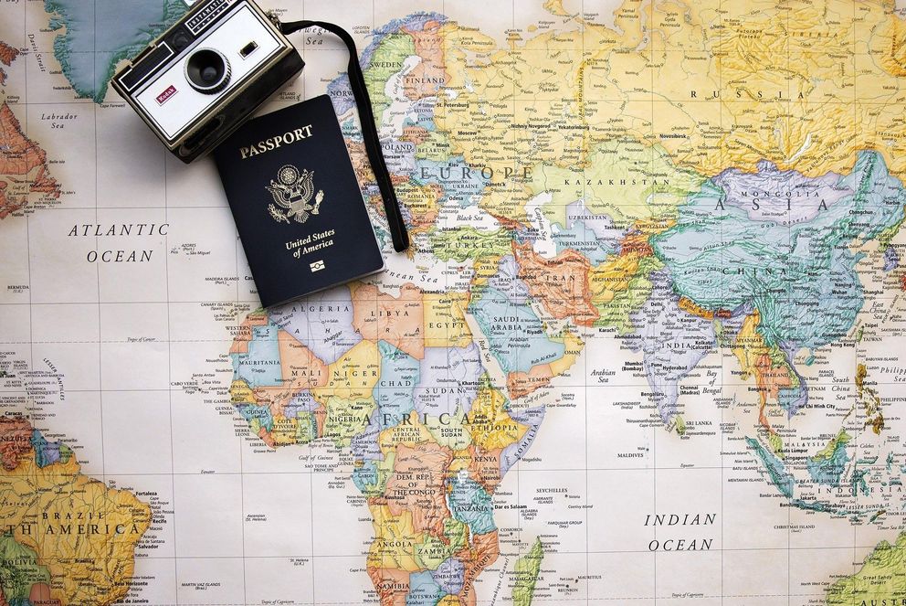 Weltkarte mit Kamera und Reisepass