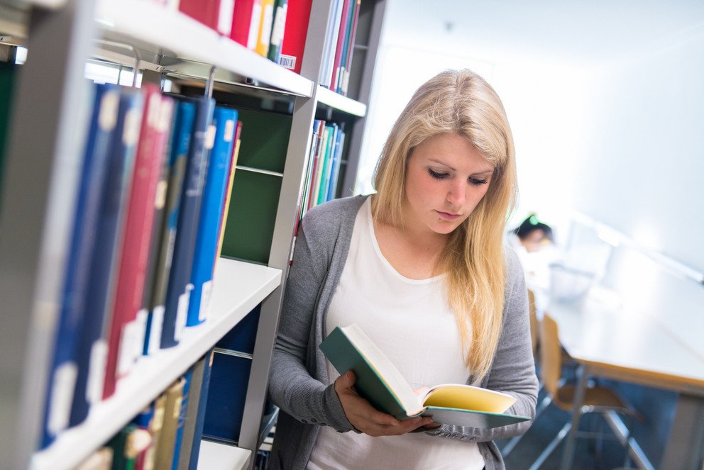 Bildhinweis: Mehr Lesestoff f&uuml;rs Studium: Die Universit&auml;tsbibliothek nutzt die F&ouml;rderung f&uuml;r die Anschaffung neuer Fachliteratur. Foto: Universit&auml;t Passau