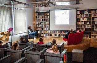 Kinder im Bilderbuchkino schauen einen Film