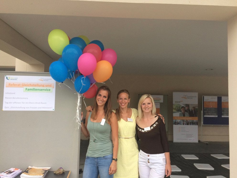 Der Stand des Familienservice an der Universität Passau mit den Mitarbeiterinnen Jennifer Seydel (von links), Marie-Helene Wünsch und Anika Ehrling