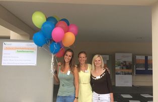 Der Stand des Familienservice an der Universität Passau mit den Mitarbeiterinnen Jennifer Seydel (von links), Marie-Helene Wünsch und Anika Ehrling