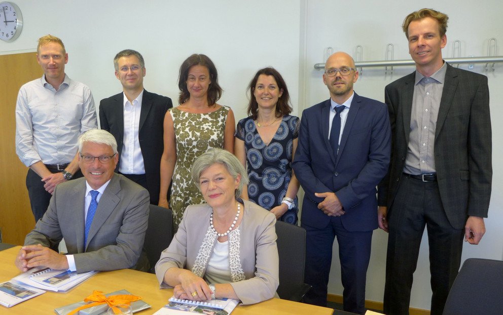 Das Bild zeigt Pr&auml;sidentin Prof. Dr. Carola Jungwirth und Generalkonsul Peter Vermeij sowie (hinten v. l.) Prof. Dr. Michael Grimm, Prof. Dr. Oliver Amft, Vizepr&auml;sidentin Prof. Dr. Ursula Reutner, Barbara Zacharias, Leiterin der Abteilung Internationales und Studierendenservice, Prof. Dr. Christoph Herrmann und Prof. Dr. Bj&ouml;rn Schuller. Foto: Universit&auml;t Passau
