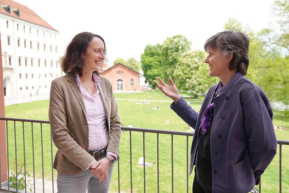 Prof. Dr. Daniela Wawra und Gastdozentin Prof. Dr. Ingrid Piller im Gespräch.