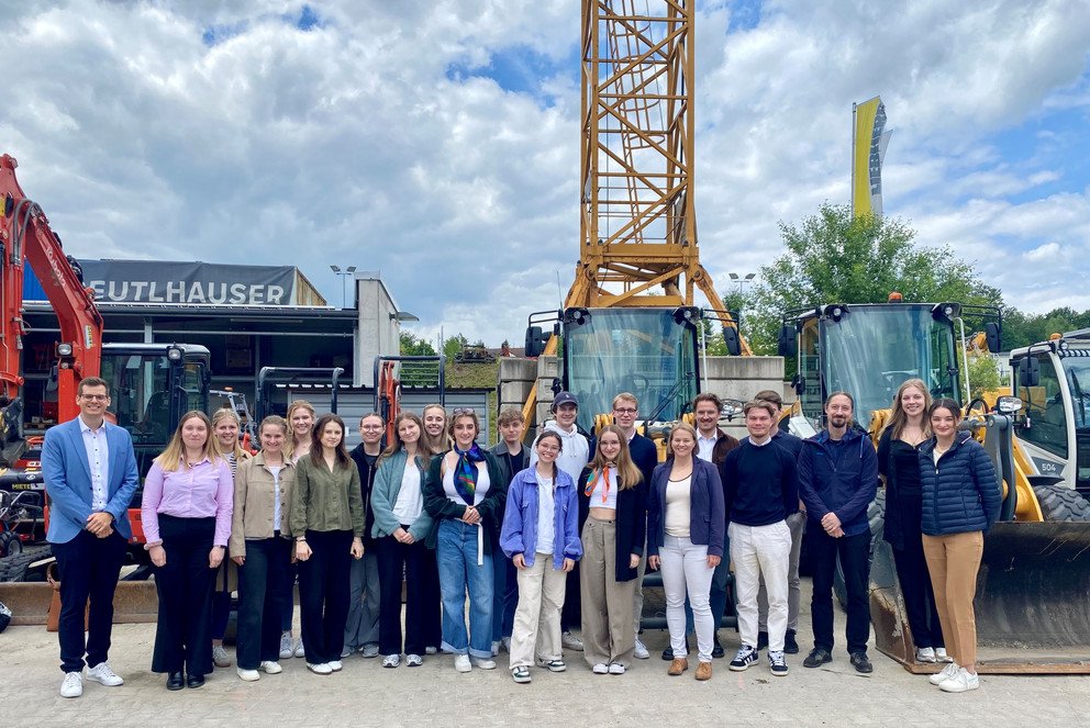 Exkursionsteilnehmer auf dem Gelände der Carl Beutlhauser Baumaschinen GmbH