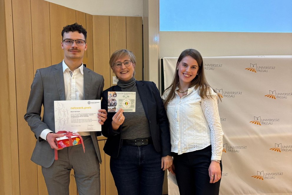 Preis&uuml;bergabe: kuwi netzwerk international e.V. Bildunterschrift: v.l.n.r.: Mario Hermann, Preistr&auml;ger netzwerk.preis f&uuml;r Ehrenamtliches Engagement; V&eacute;ronique Coiffet, Projektleiterin Vision Dindef&eacute;lo; Anouk Strau&szlig;, Stellv. Vorsitzende kuwi netzwerk international e.V.