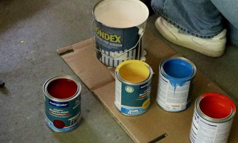 verschiedene Farbeimer mit bunten Farben 