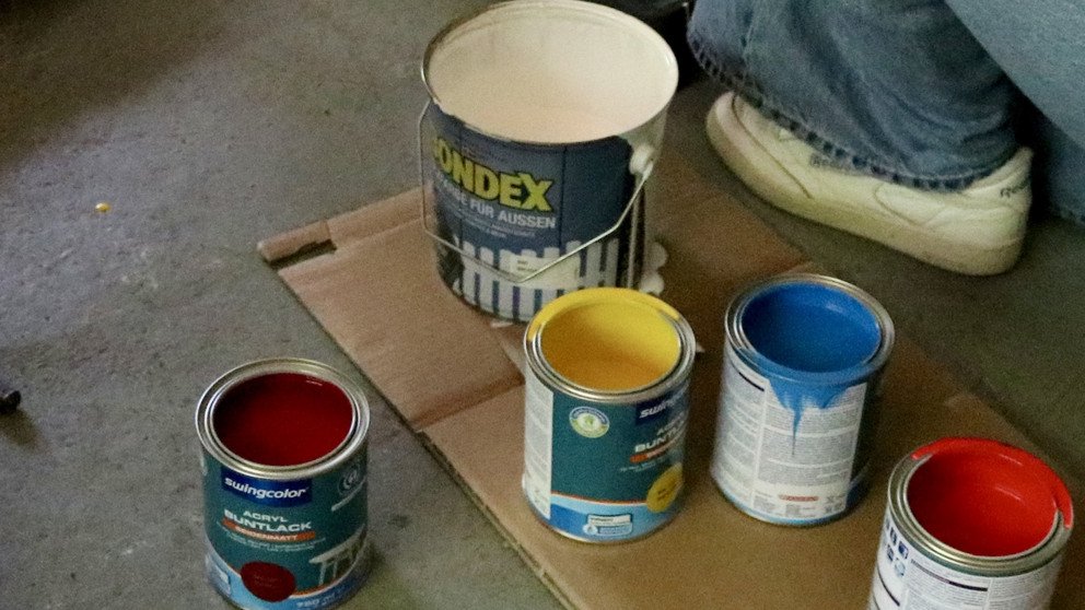 Symbolbild mit Farbt&ouml;pfen