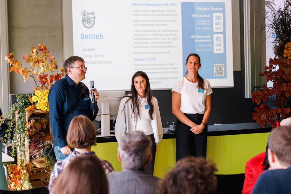 Florian Stelzer (l.) beim BayZeN Vernetzungstreffen im Oktober 2025 an der Hochschule Weihenstephan-Triesdorf; Foto: Josef Gangkofer/ HSWT