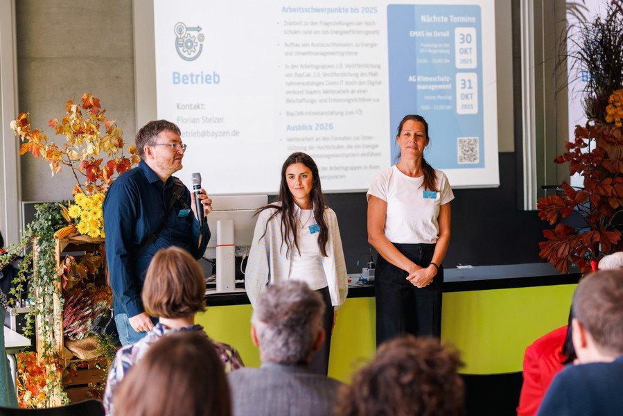 Florian Stelzer (l.) beim BayZeN Vernetzungstreffen im Oktober 2025 an der Hochschule Weihenstephan-Triesdorf; Foto: Josef Gangkofer/ HSWT