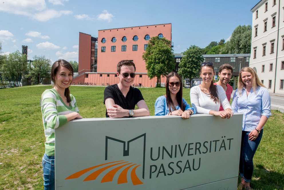 Studierende auf dem Campus der Universität Passau