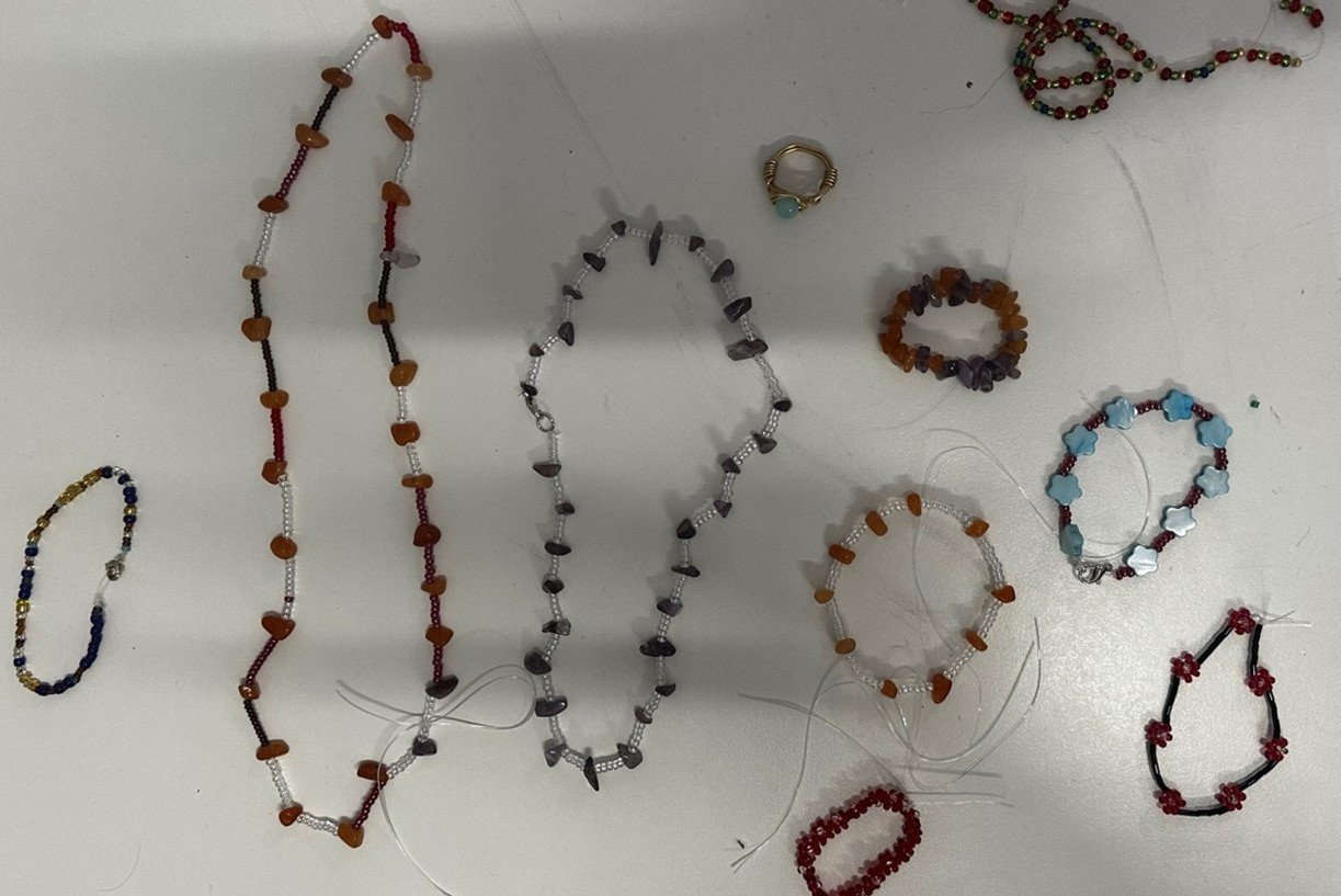Auf dem Bild sieht man selbstgebastelte Armb&auml;nder und Ketten.