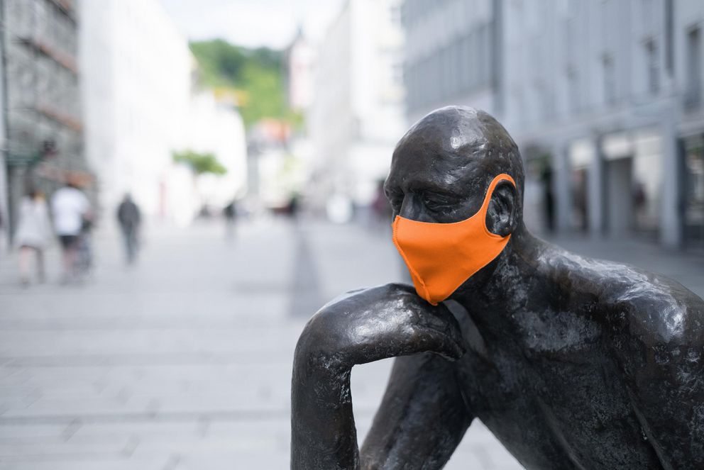 Denker-Statue in der Passauer Fußgängerzone mit Alltagsmaske. Foto: Studio Weichselbaumer