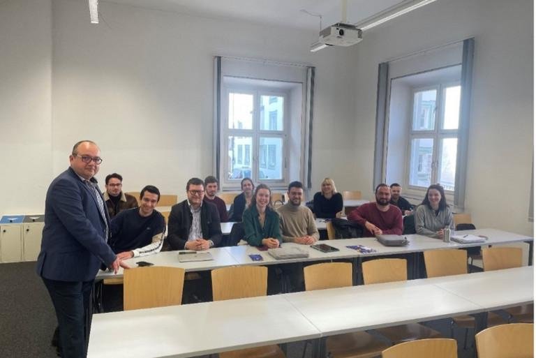 Prof. Dr. Valentin Naumescu, Staatssekretär für Public Diplomacy a.D. und Professor für Internationale Beziehungen an der Babeş-Bolyai-Universität Cluj-Napoca im Gespräch mit Studierenden, Foto: Universität Passau