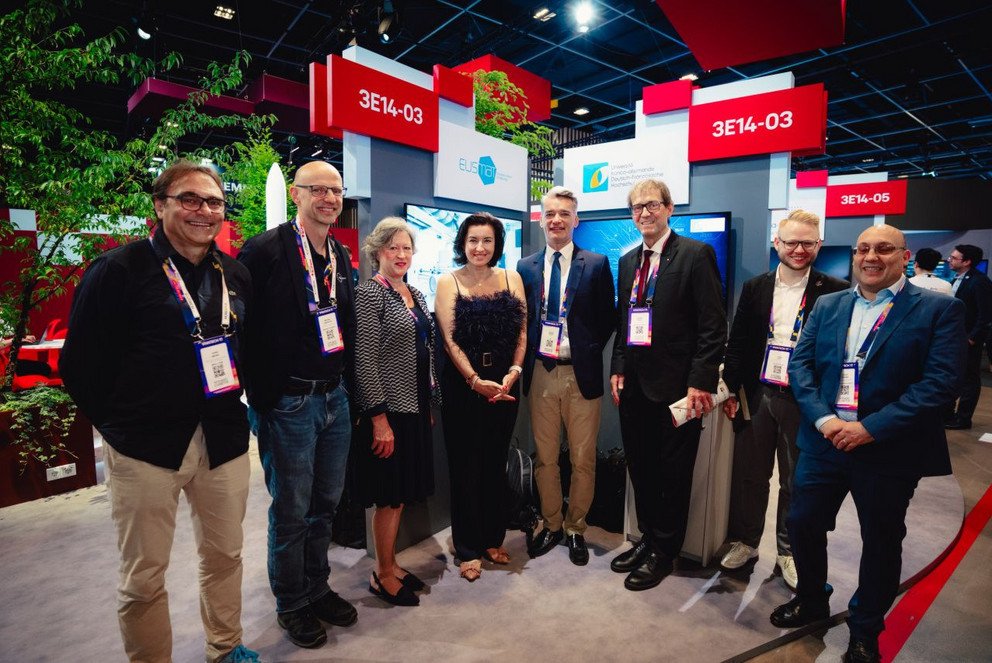 Universit&auml;t Passau auf der VivaTech 2026: Prof. Dr. Michael Granitzer (2.v.l.) mit Bundesministerin Dorothee B&auml;r, DFH-Vizepr&auml;sidentin Andrea von H&uuml;lsen-Esch, DFH-Pr&auml;sident Philippe Gr&eacute;ciano (3., 4., 5. v.l.) und weiteren hochrangigen Vertreterinnen und Vertretern aus Politik, Wirtschaft und Wissenschaft; &copy; DFH